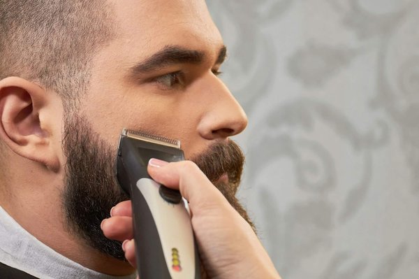 Pourquoi une tondeuse à barbe professionnelle et non une tondeuse classique ?