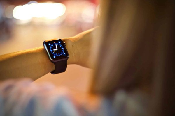 Quelles sont les étapes à suivre pour acheter une montre connectée pour femme chez montres and co ?